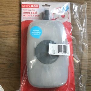 Nwt Grab & Go snug seal wipes case